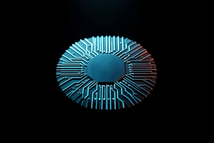 Close-up de um chip de computador com circuitos brilhantes, simbolizando a inteligência artificial processando dados de vídeo.